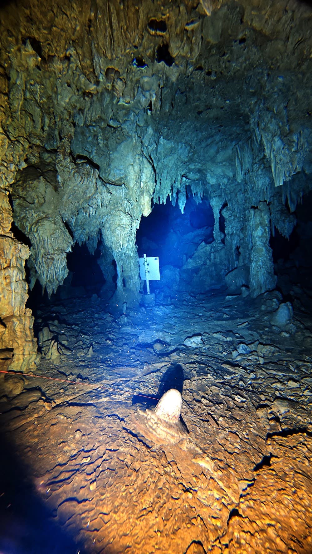 Padre Nuestro — The site