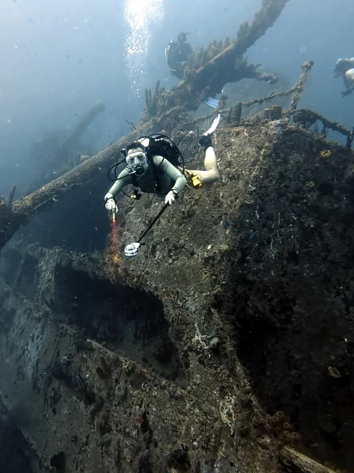 Buceadores sobre un barco hundido en Punta Cana
