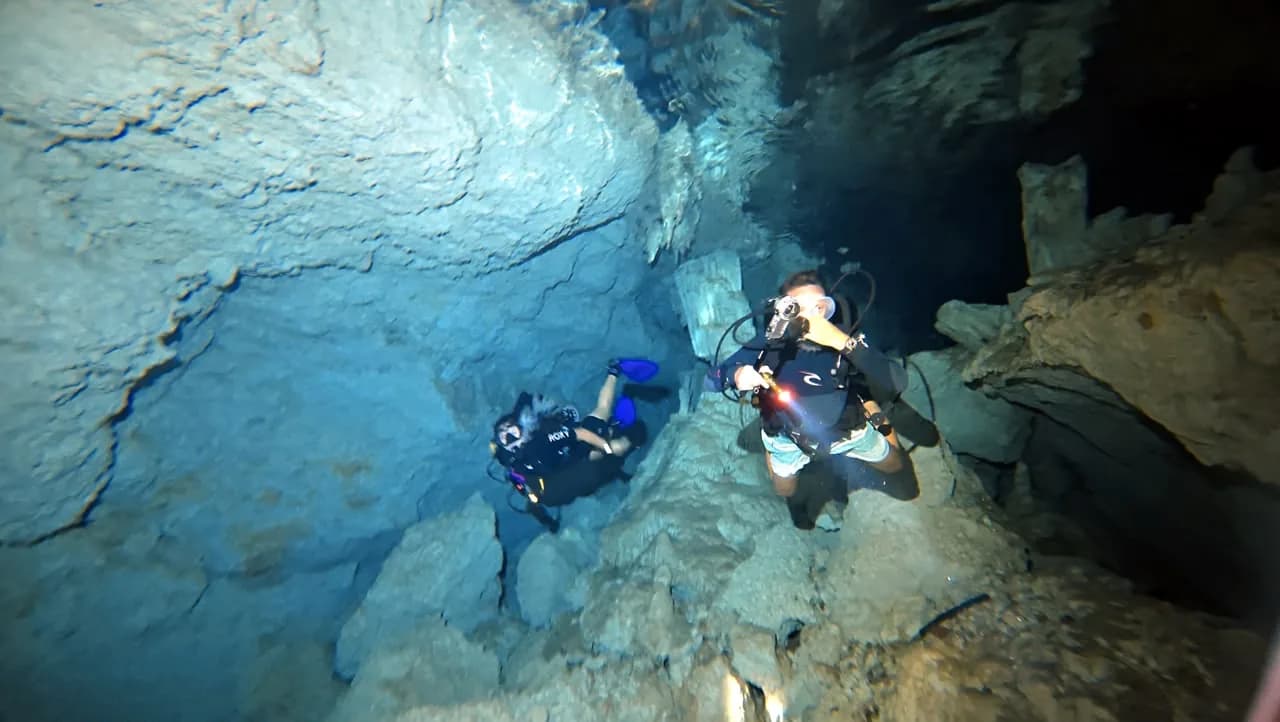 Divers in a chamber of El Chicho
