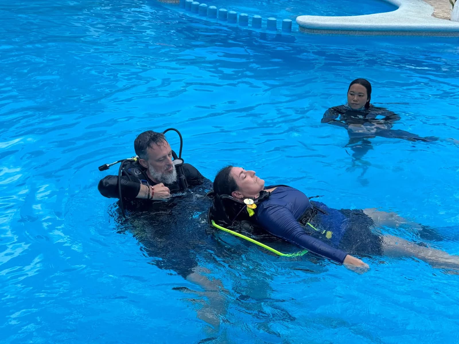 Bringing a diver to the edge of the pool