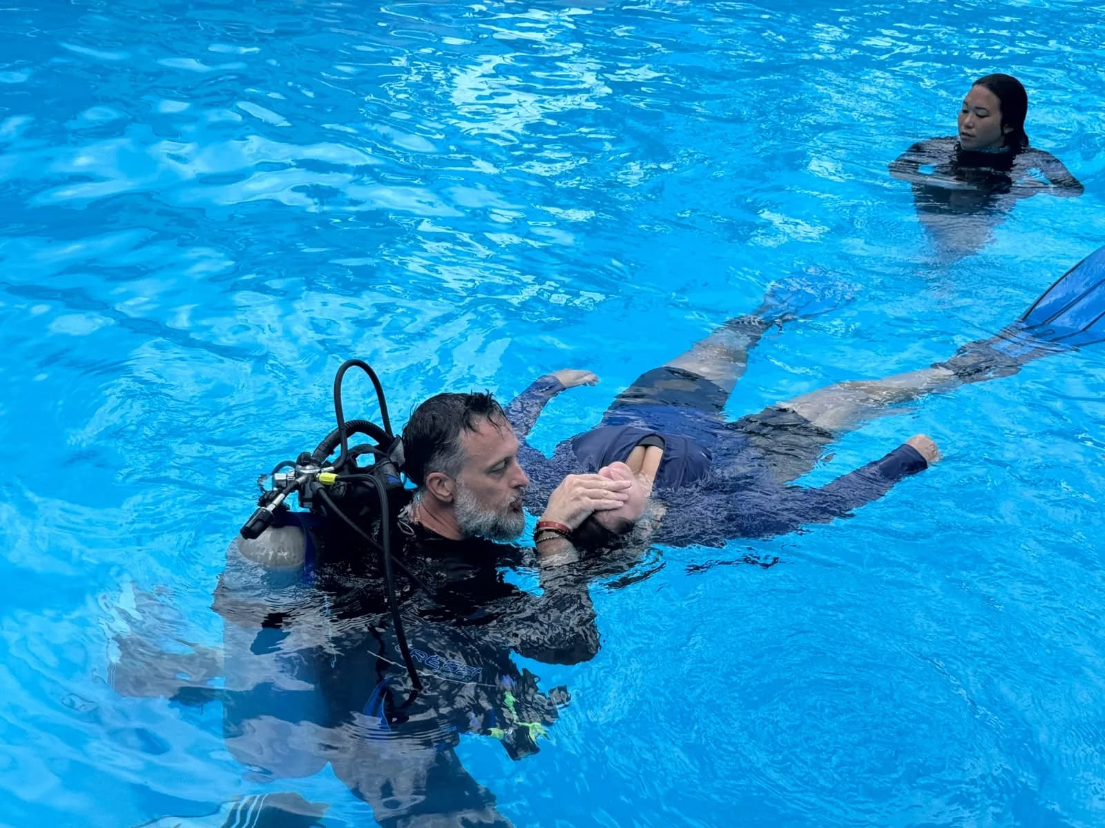 Towing an unresponsive diver