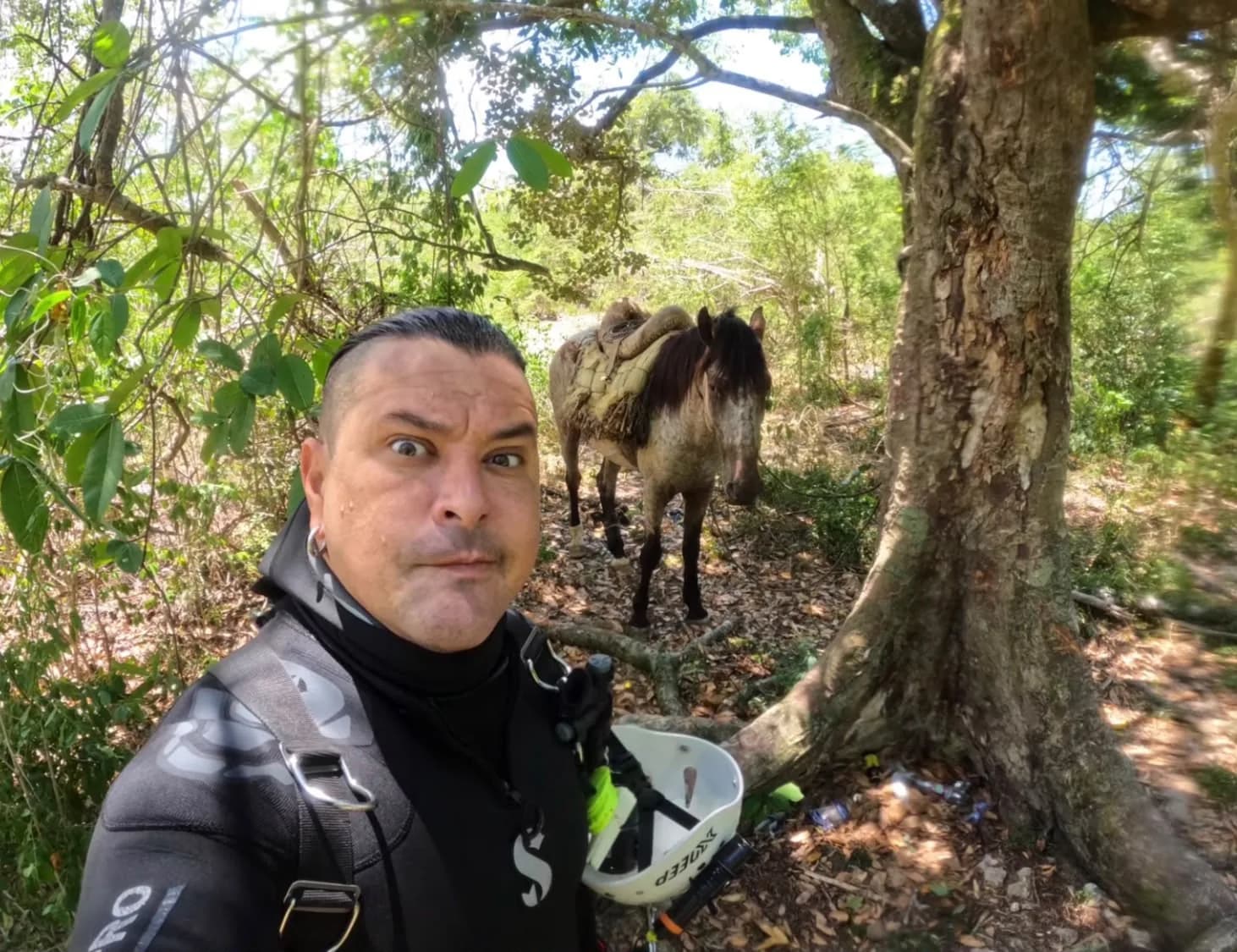 Italo with the horse on the walk in to El Toro