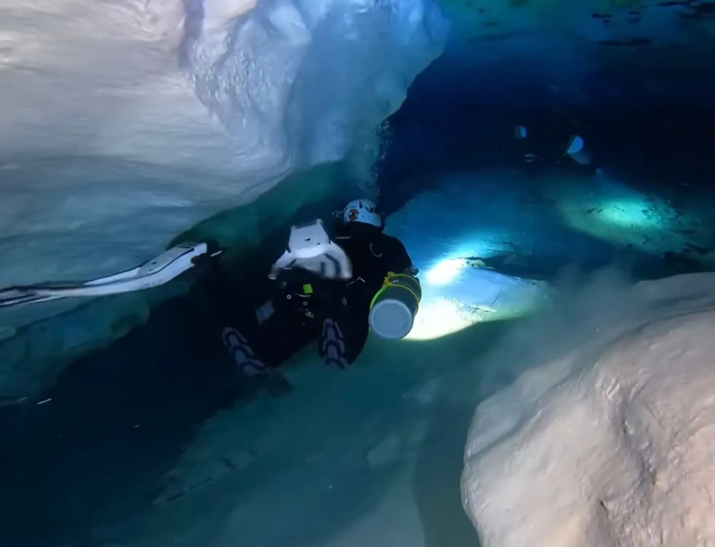 Sidemount diver lighting the gallery at El Toro